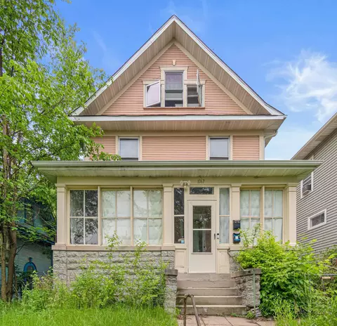 1067 Jessie St, Saint Paul, MN 55130