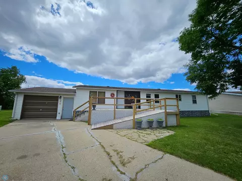 4732 San Juan Dr, Fargo, ND 58103