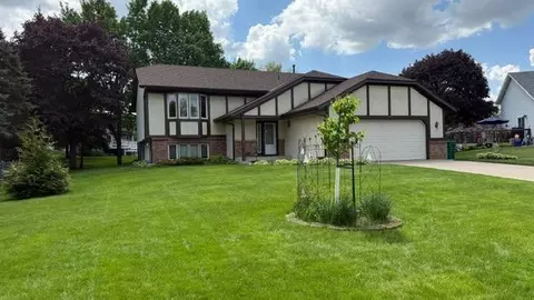 656 Mina Ct, Mahtomedi, MN 55115