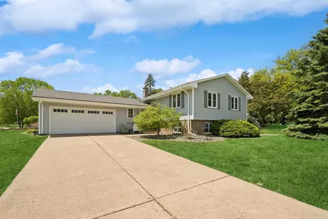 2759 Irene Cir, Roseville, MN 55113