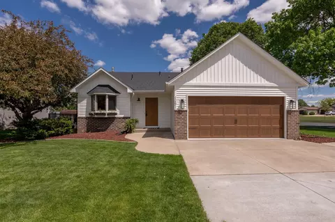 1291 Sapphire Ln, Shakopee, MN 55379