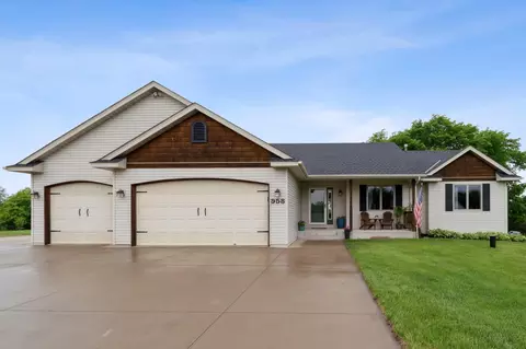 958 Sadies Ln, Hudson, WI 54016
