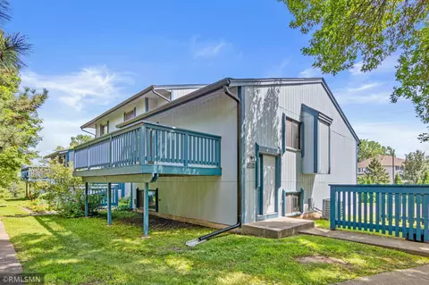 6896 Grenwich Ln N, Oakdale, MN 55128