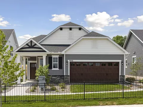 946 Goldfinch St, Chaska, MN 55318