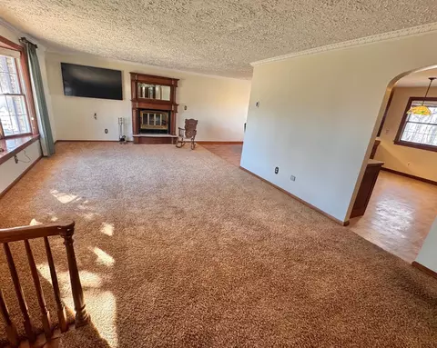 Living - 212 Carrow Cir, Marshall, MN 56258 photo 2 of 7