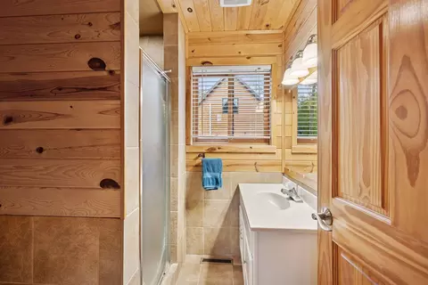 Bath - 7194 Quentin Rd NE, Outing, MN 56662 photo 1 of 2