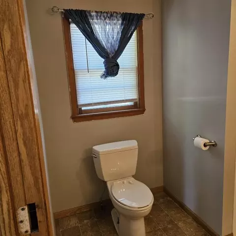 Bath - 410 E 9th St, Morris, MN 56267 photo 2 of 6