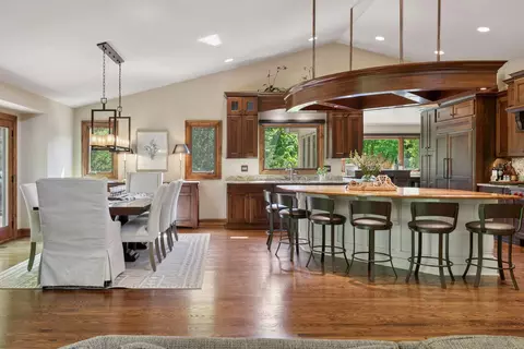 1405 W Farm Rd, Chaska, MN 55318