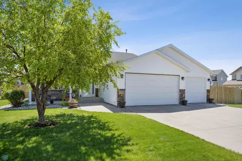 1095 Parkway Ln, West Fargo, ND 58078