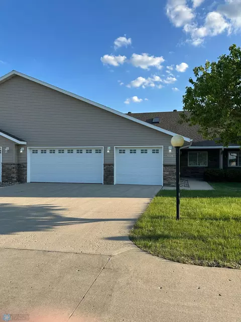 918 33rd St S, Moorhead, MN 56560