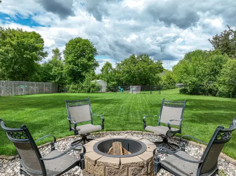 8821 Jonquil Ln N, Maple Grove, MN 55369