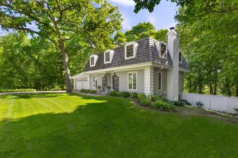 300 Lindawood Ln, Wayzata, MN 55391