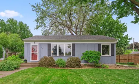 2918 Asbury St, Roseville, MN 55113