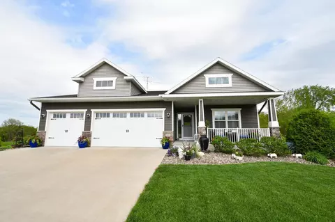 631 Nelson Dr, Wanamingo, MN 55983