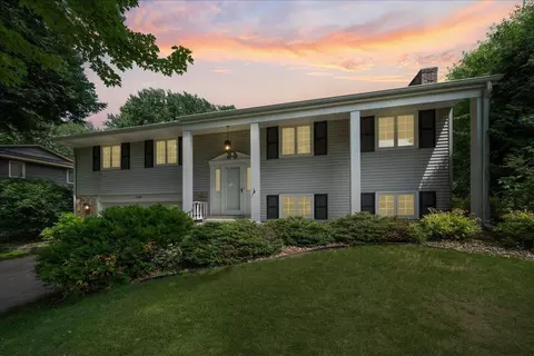 2780 Aglen St, Roseville, MN 55113