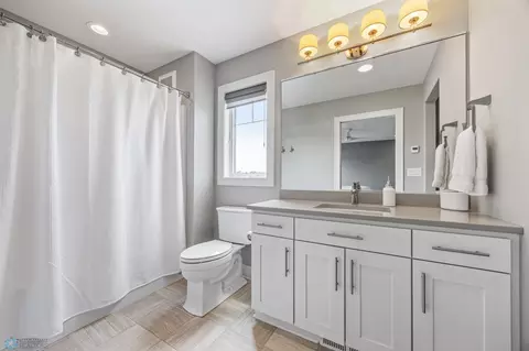 Bath - 787 Riverbend Rd, Oxbow, ND 58047 photo 8 of 11