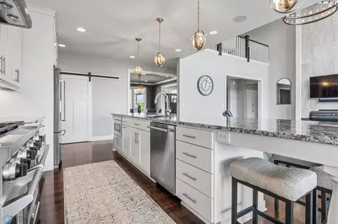 Kitchen - 787 Riverbend Rd, Oxbow, ND 58047 photo 5 of 8