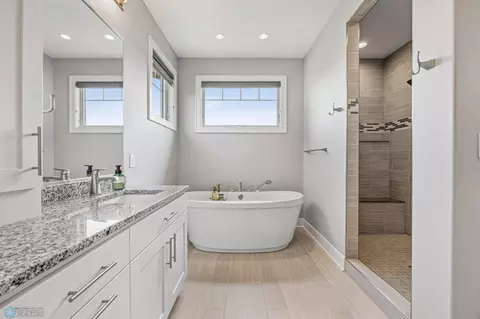 Bath - 787 Riverbend Rd, Oxbow, ND 58047 photo 4 of 11