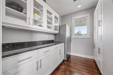Kitchen - 787 Riverbend Rd, Oxbow, ND 58047 photo 7 of 8