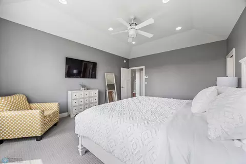 Bedroom - 787 Riverbend Rd, Oxbow, ND 58047 photo 2 of 8