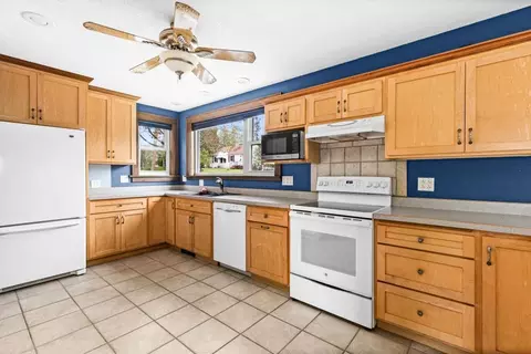 Kitchen - 4031 Regent St, Duluth, MN 55804 photo 2 of 6