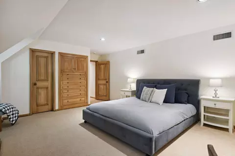 Bedroom - 1150 Wyndmere Rd, Wayzata, MN 55391 photo 8 of 10