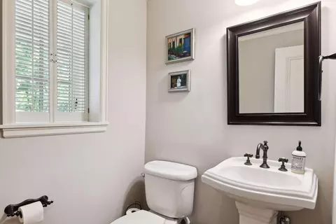 Bath - 1150 Wyndmere Rd, Wayzata, MN 55391 photo 3 of 13