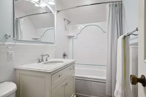 Bath - 1150 Wyndmere Rd, Wayzata, MN 55391 photo 9 of 13