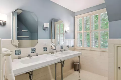 Bath - 1150 Wyndmere Rd, Wayzata, MN 55391 photo 12 of 13