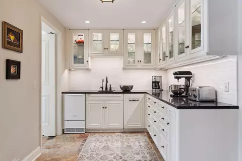 Kitchen - 1150 Wyndmere Rd, Wayzata, MN 55391 photo 5 of 9