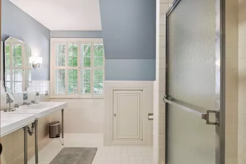 Bath - 1150 Wyndmere Rd, Wayzata, MN 55391 photo 11 of 13