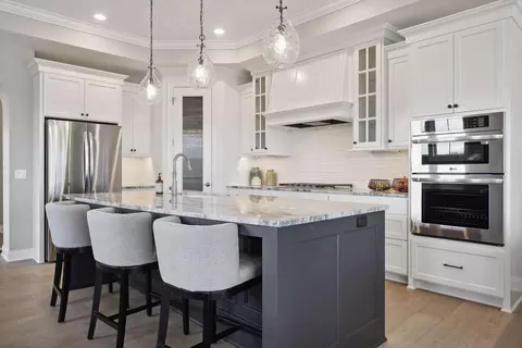 9075 Mills Ln, Chanhassen, MN 55317