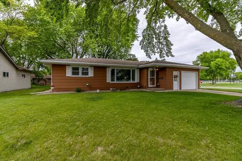 390 N Montgomery Ave, Le Center, MN 56057
