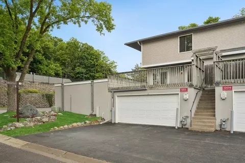 1217 Trailwood N, Hopkins, MN 55343