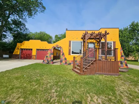 609 1st St N, Wahpeton, ND 58075