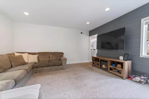 331 E Locust St, Duluth, MN 55811 photo 4