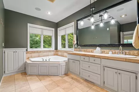Bath - 6600 Geneker Way, Maple Plain, MN 55359 photo 2 of 4