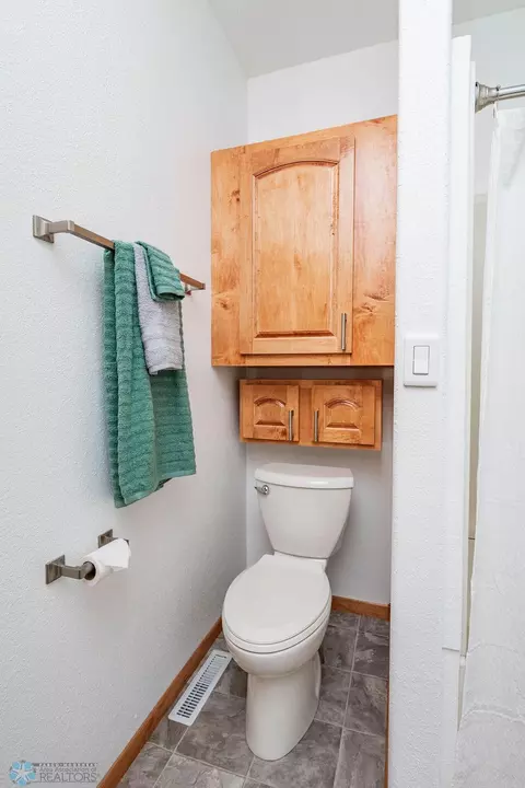 Bath - 7214 Eagle Pointe Dr S, Fargo, ND 58104 photo 6 of 8