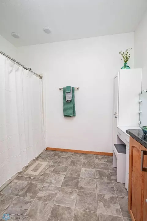 Bath - 7214 Eagle Pointe Dr S, Fargo, ND 58104 photo 4 of 8