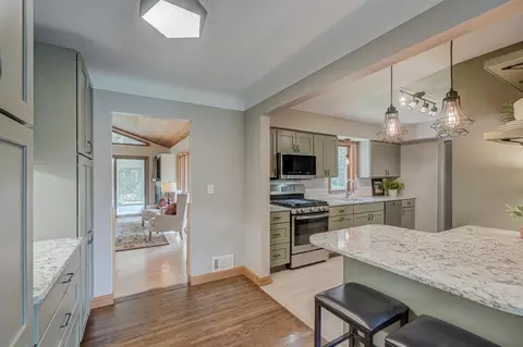 741 Sherren St W, Roseville, MN 55113
