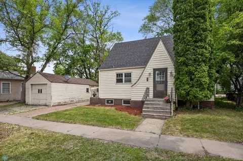 310 10th St S, Moorhead, MN 56560