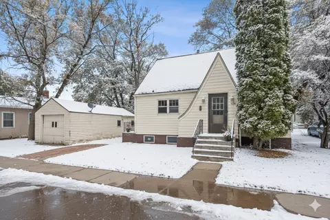 310 10th St S, Moorhead, MN 56560