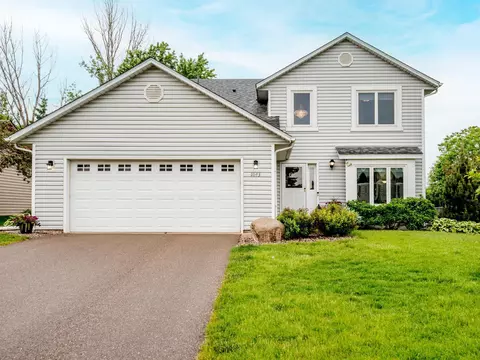 1043 Hummingbird Ln, Eagan, MN 55123