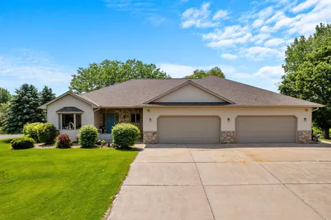 1115 S Trappers Xing, Lino Lakes, MN 55038
