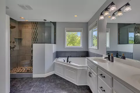 Bath - 2508 Walden Way, Saint Cloud, MN 56301 photo 2 of 5