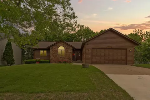 1213 Peterson Dr, Northfield, MN 55057