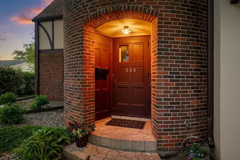 Entry Way - 808 4th St SW, Austin, MN 55912 photo 4 of 9