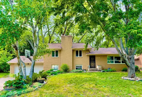 2561 Bittersweet Ln, Maplewood, MN 55109