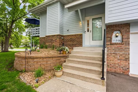 11206 Vessey Cir, Bloomington, MN 55437