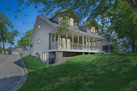 1876 Shady Beach Ave, Roseville, MN 55113
